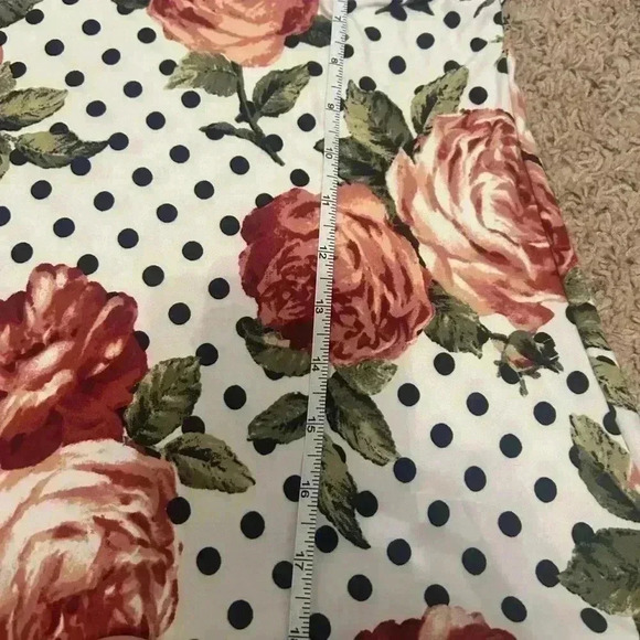 NWOT- One love flower shoulder cut out long sleeve shirt size large 🩷 - Picture 9 of 9